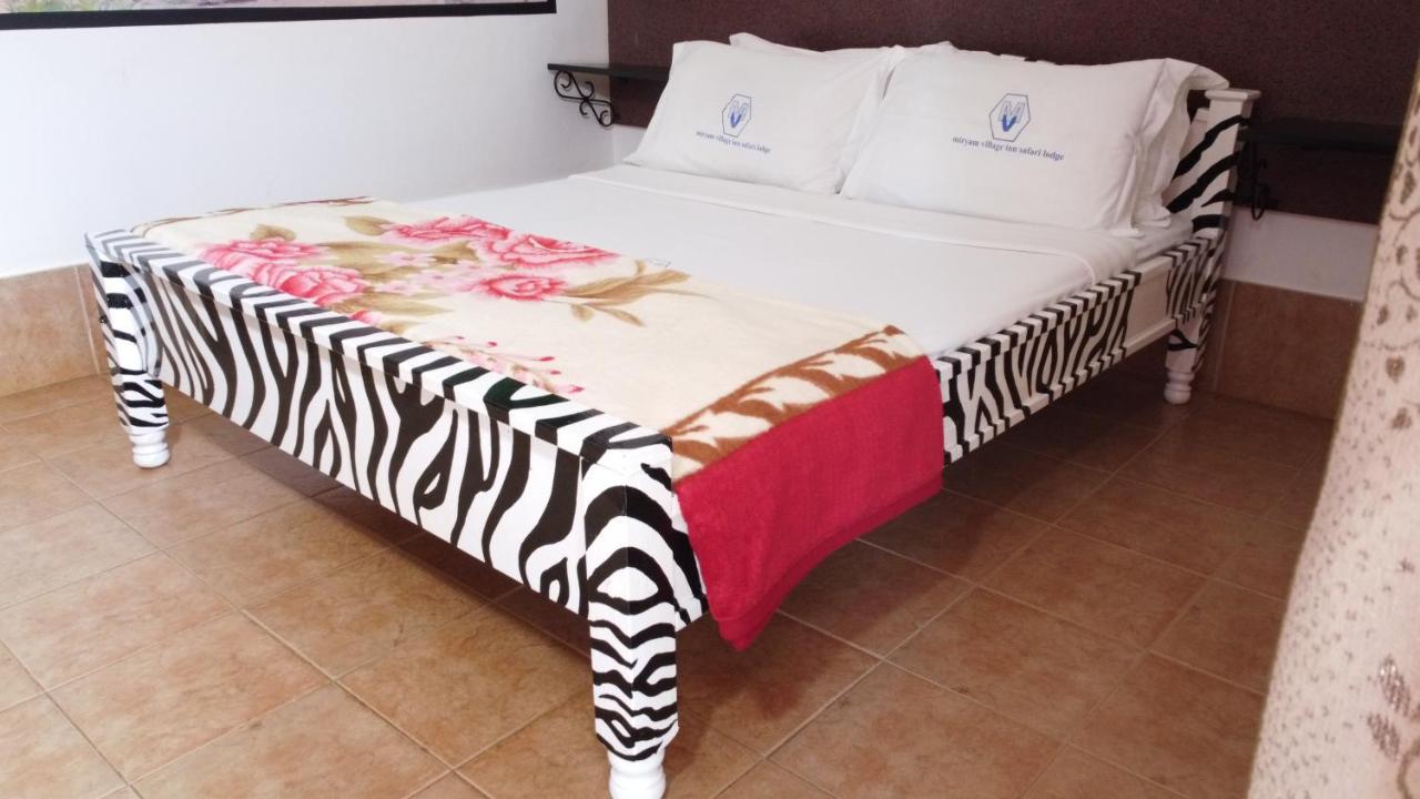 Miryams Village Inn Safari Lodge Sultan Hamud Extérieur photo
